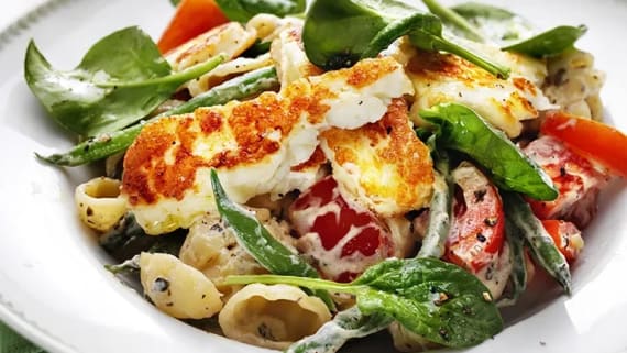 Krämig pasta med halloumi och tomat