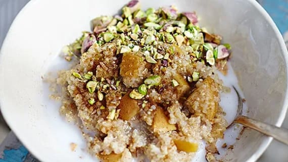 Ugnsbakad quinoa med äpple, kokos och kanel