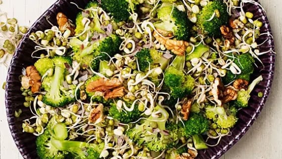 Masserad broccoli med ädelostyoghurt