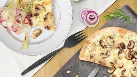 Pizza bianco med svamp, dragon och fänkål