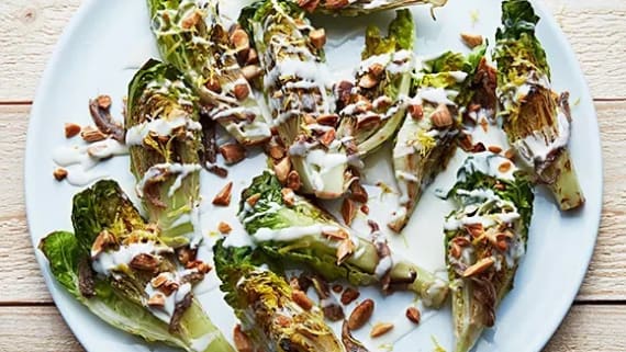 Stekt gemsallad med sardeller, mandlar och parmesan