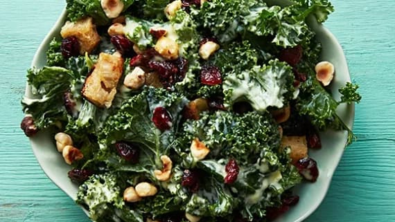 Kale caesar med tranbär och nötter