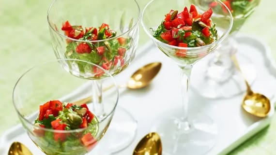 Avokado och paprika i glas med rostade pumpakärnor