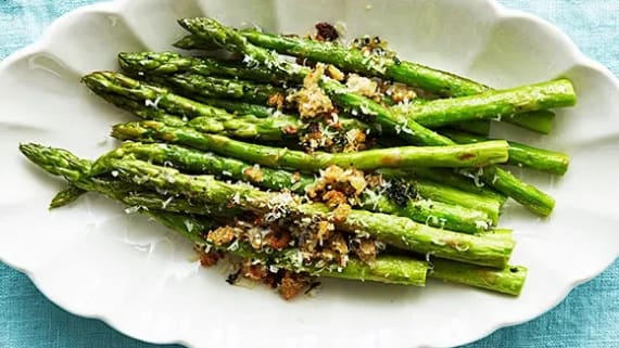 Stekt sparris med örtpangrattato