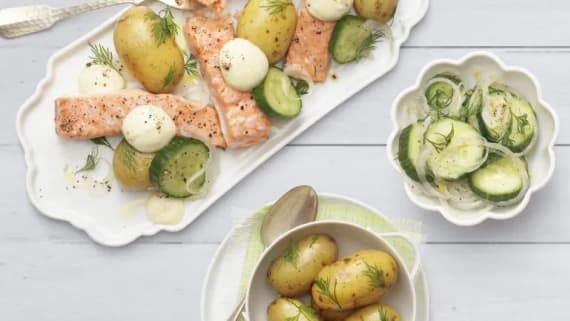 Ugnsbakad lax med gurksallad och aioli