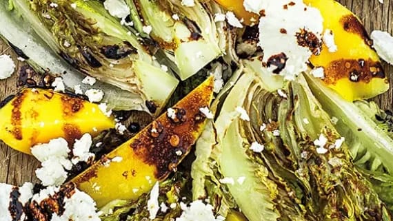 Grillad sallad med mango, getost och sojaolja