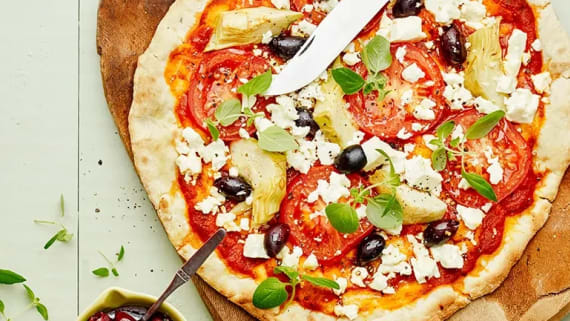 Grekisk pizza med kronärtskocka, fetaost och oregano