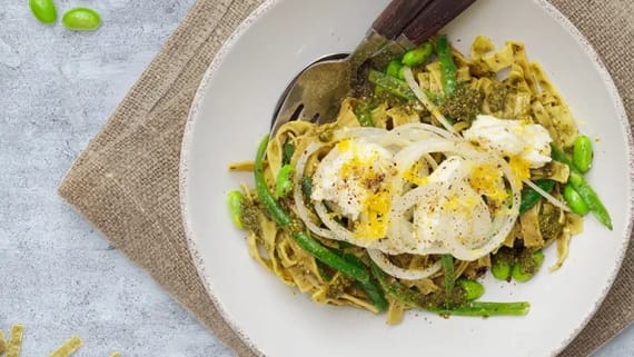 Bönpasta med pesto, bönor och mozzarella