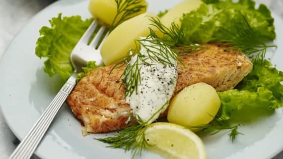 Varmrökt lax med citron- och dillsås