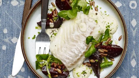 Ugnsbakad torsk med rödbetor och brynt smörkräm