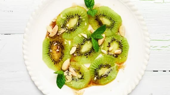 Kiwicarpaccio med rostad mandel och mynta