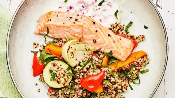 Quinoasallad med rostade grönsaker, lax och rödlökskvarg
