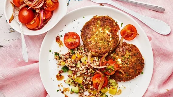 Lins- och fetaostbiffar med gräslök och tomatsallad