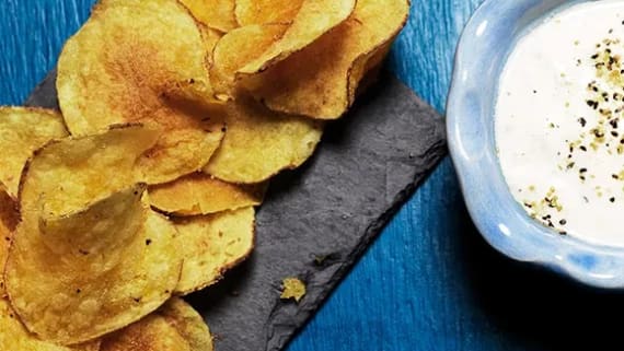 Varma chips med citrondipp