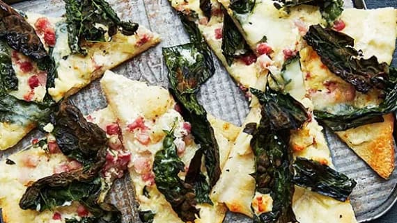 Pizza bianco med svartkål och ädelost