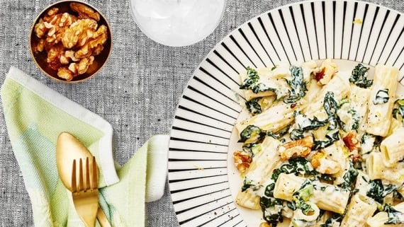 Pasta med svartkål, gorgonzola och valnötter