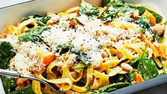 Krämig pasta med rosmarin, pumpa och vita bönor