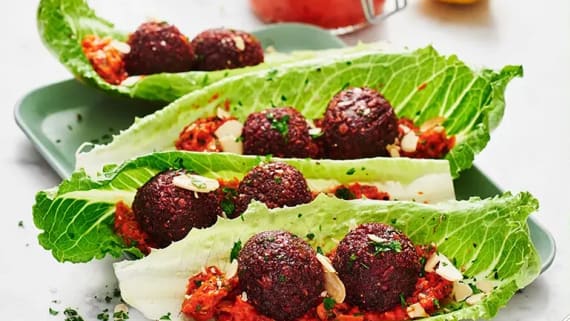 Rödbetsfalafel med mandelajvar