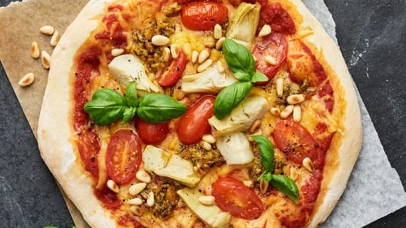 Vegansk pizza med tapenade, kronärtskocka och pinjenötter