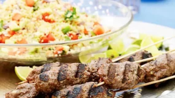 Tunisiska lammfärsspett med couscoussallad