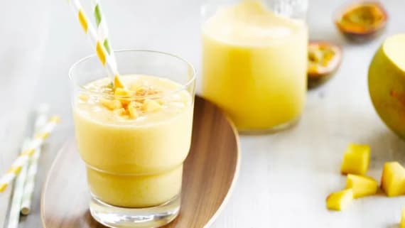 Smoothie med mango och kokosnötsdryck