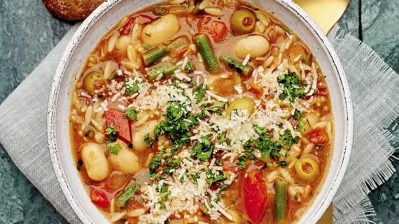 Minestronesoppa med oliver och parmesan
