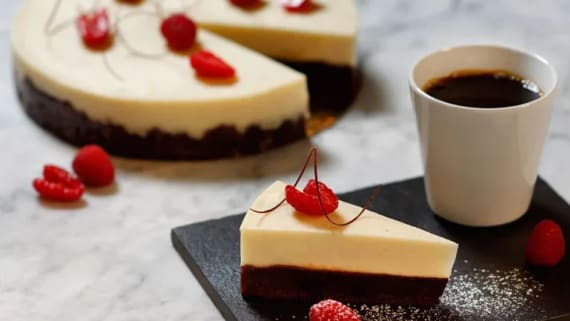 Brownietårta med vit chokladpannacotta