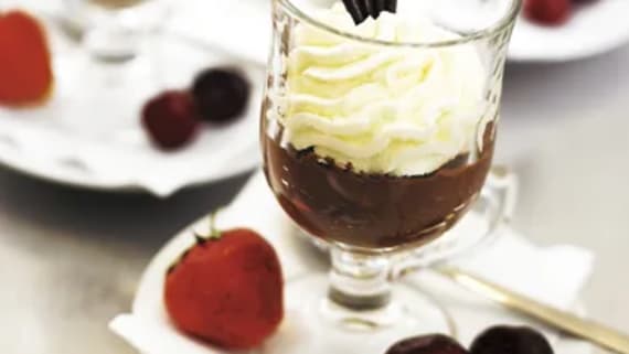 Lyxig chokladmousse med crème fraiche och rom
