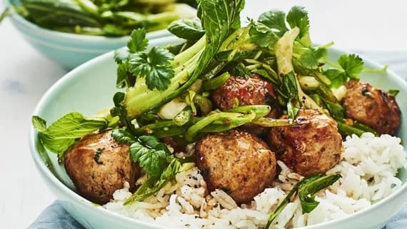 Thaiköttbullar med het kålsallad