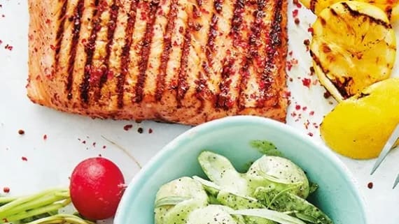 Sockersaltad rosélax och potatissallad med örtig yoghurtdressing