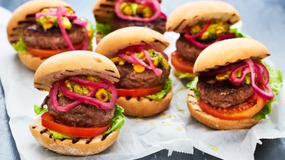 Sliders med picklad rödlök och majs