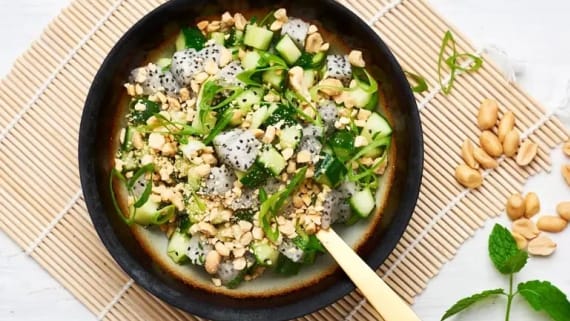 Sallad med drakfrukt, gurka, mynta  och jordnötter