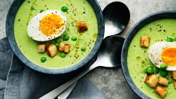 Grön ärtsoppa med krämigt ägg och krispiga krutonger