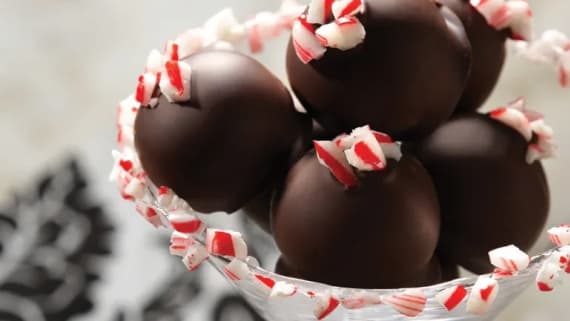 Chokladbollar med oreo och polkagriskross