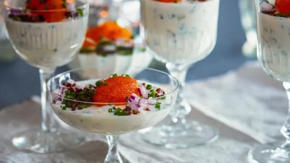 Jordärtskockscheesecake med löjrom