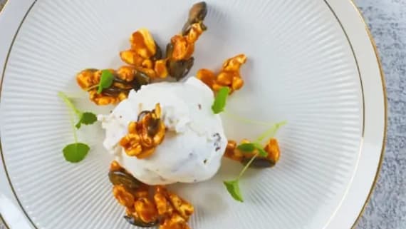 Glassdessert med salt-karamelliserade dinkelpuffar och pumpafrön