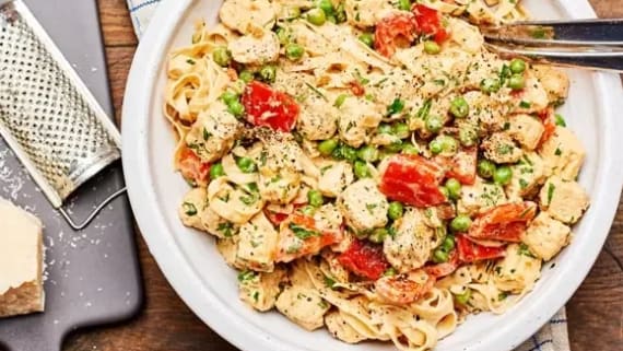 Bönpasta med quorn, ärter och paprika