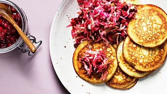 Potatisplättar med vitkålssallad