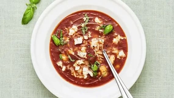 Tomatsoppa med risoni och feta