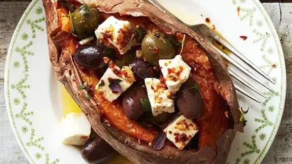Bakad sötpotatis med feta och oliver