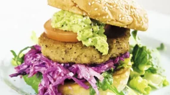 Bönburgare med coleslaw och avokado
