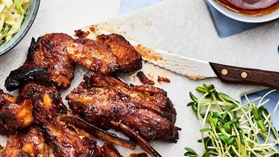 Glaserade revbensspjäll med kål- och äppelsallad