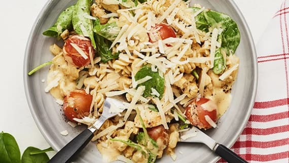 Kycklingpasta med grädde, dijonsenap, vitlök och spenat