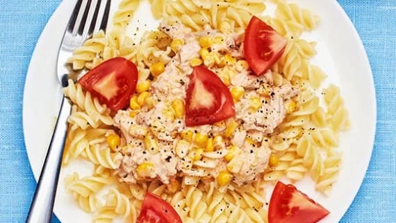Krämig pasta med tonfisk och majs