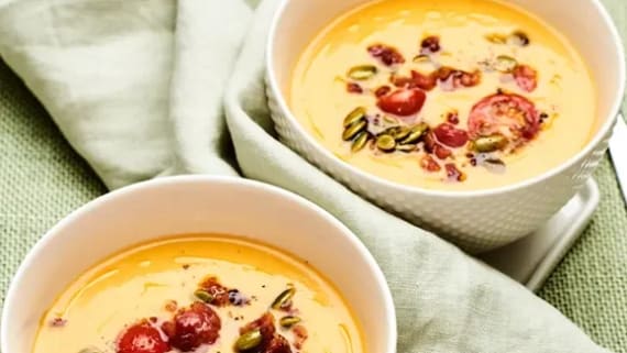 Soppa på butternutpumpa med korvfräs