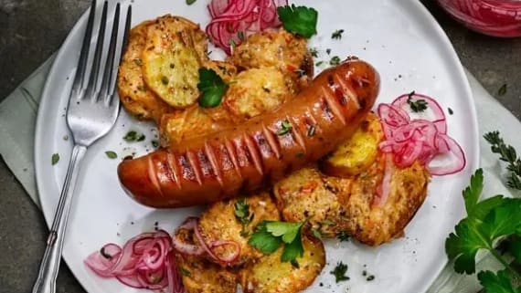 Grillkorv serveras med picklad rödlök & rostad potatissallad
