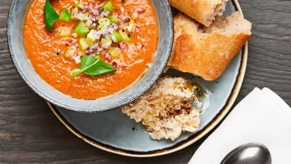 Gazpacho med baguette och bönspread