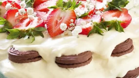 Enkel tårta med jordgubbar och kakor