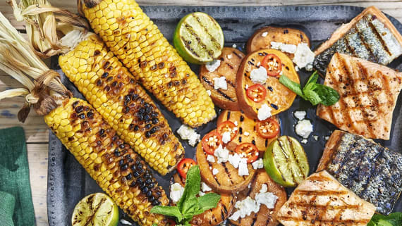 Grillad lax med sötpotatis, feta, chili och mynta