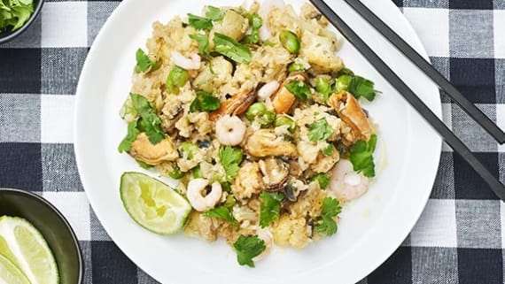 Fried rice med räkor, musslor och blomkål